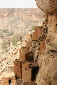 Bandiagara escarpment, by Ferdinand Reus from Arnhem, the Netherlands (Bandiagara) [CC-BY-SA-2.0 (http://creativecommons.org/licenses/by-sa/2.0)], via Wikimedia Commons